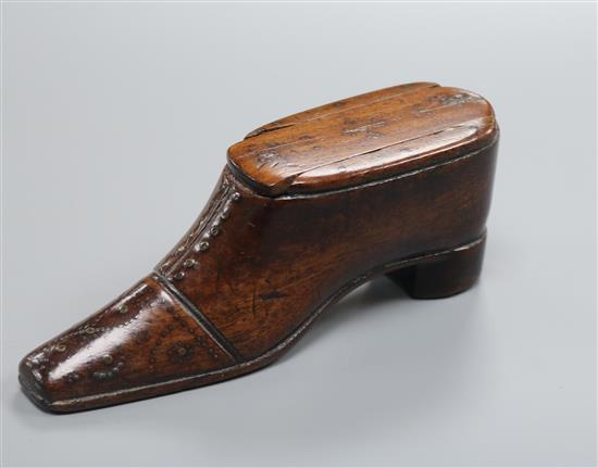 A treen shoe snuff box